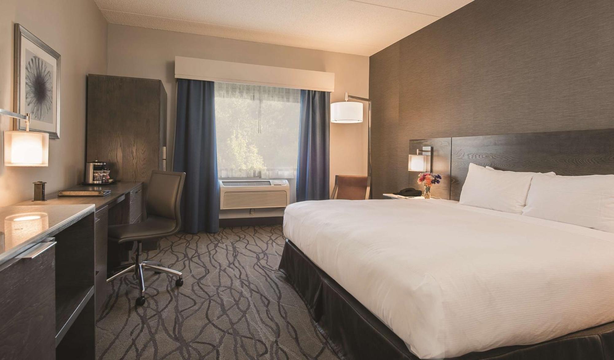Doubletree By Hilton Racine Harbourwalk Hotel Exterior photo