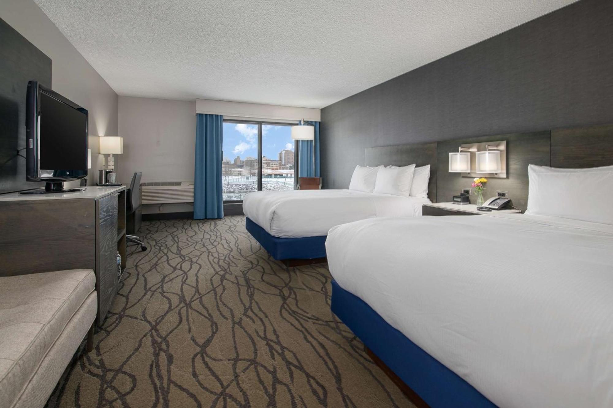 Doubletree By Hilton Racine Harbourwalk Hotel Exterior photo
