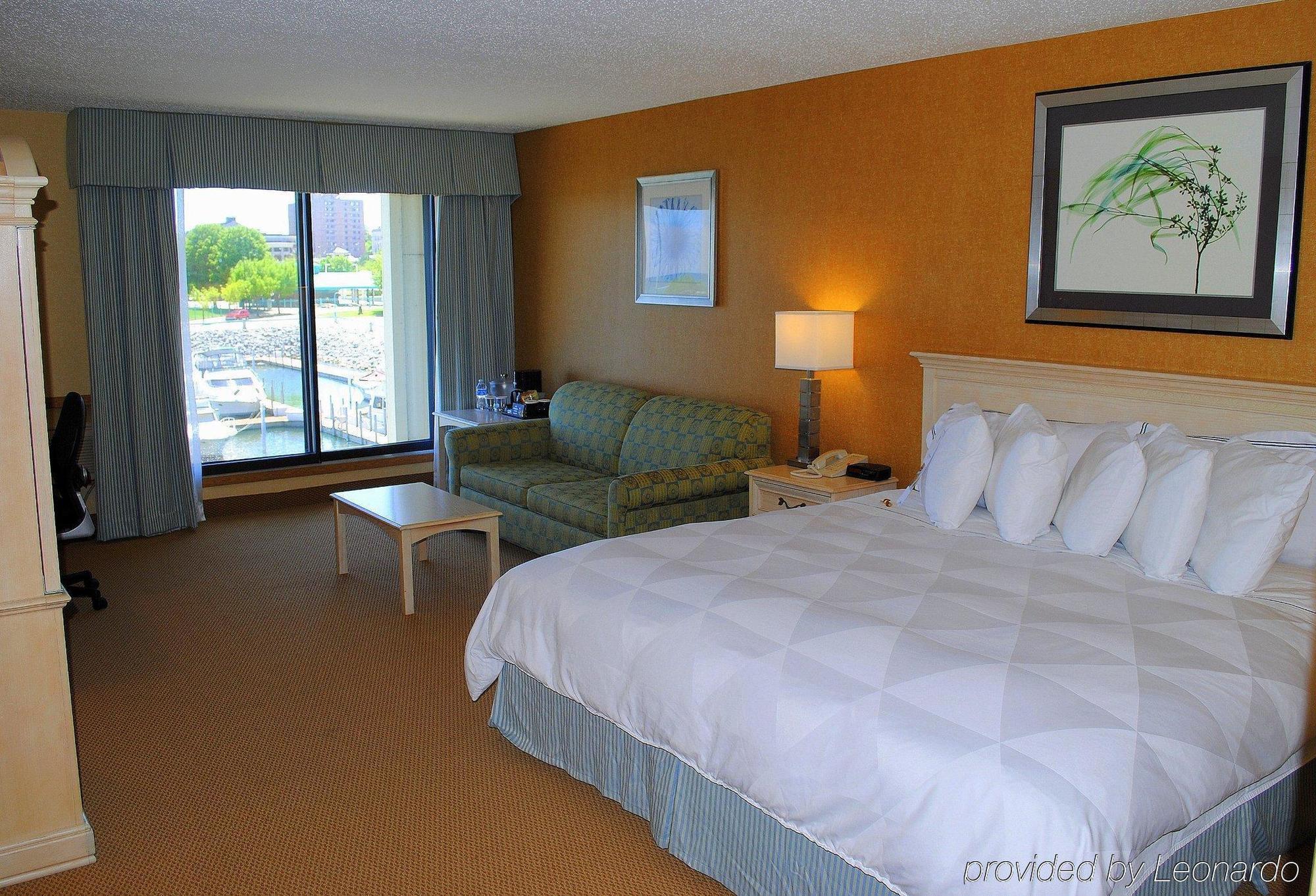 Doubletree By Hilton Racine Harbourwalk Hotel Room photo
